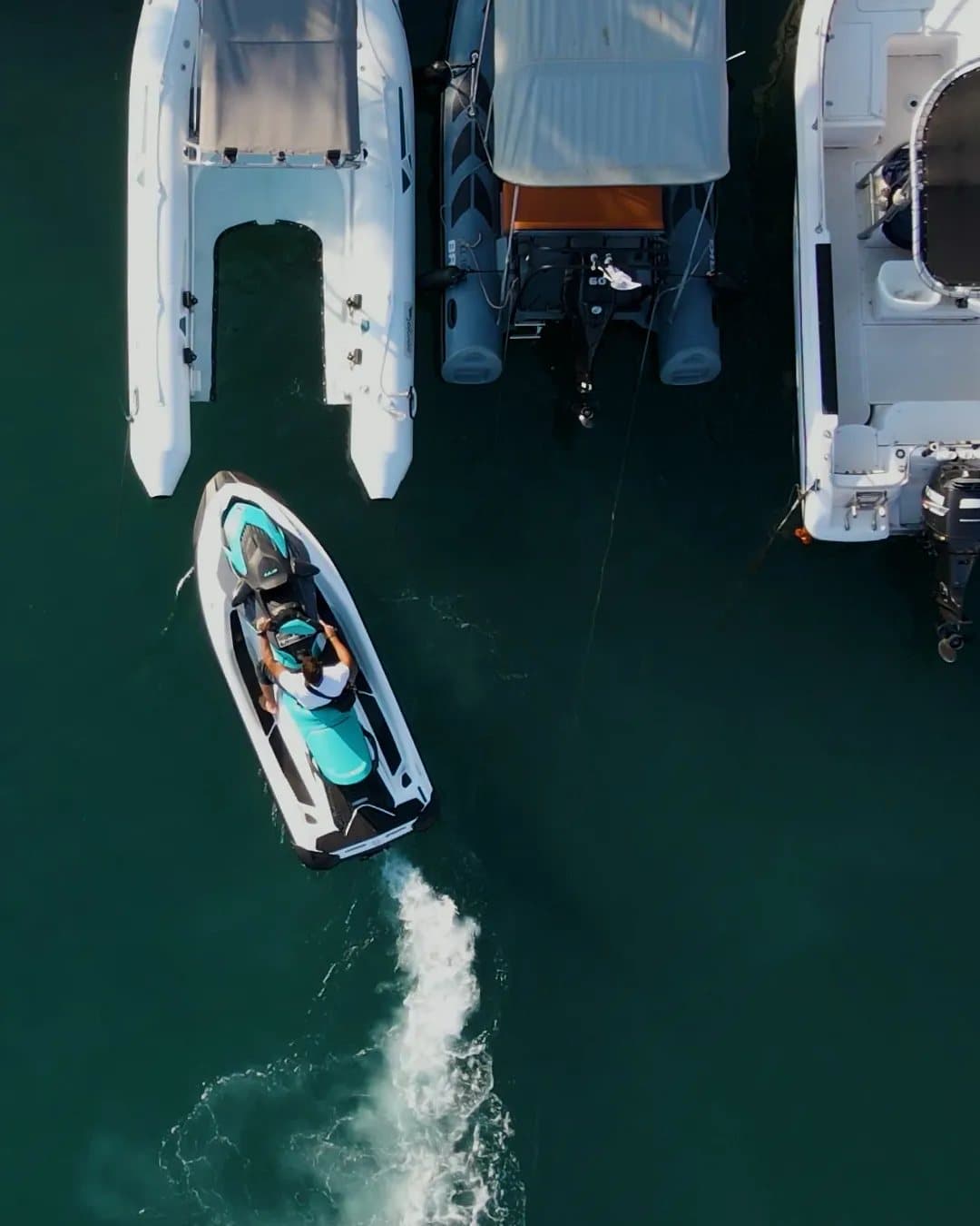 Αεροφωτογραφία: το jet ski παρατεταγμένο πίσω από την ανοιχτή πρύμνη του Aerojet