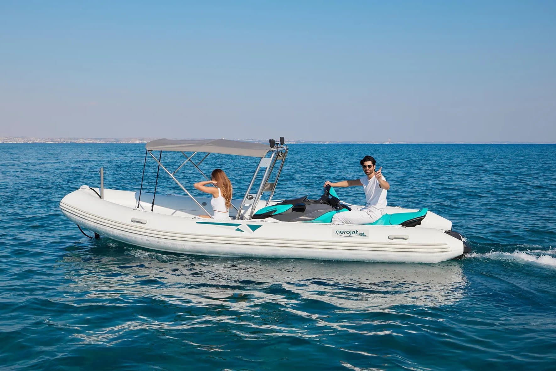 Το Aerojet 5.6 σε χαλαρή πλεύση, με το jet ski κουμπωμένο στην πρύμνη