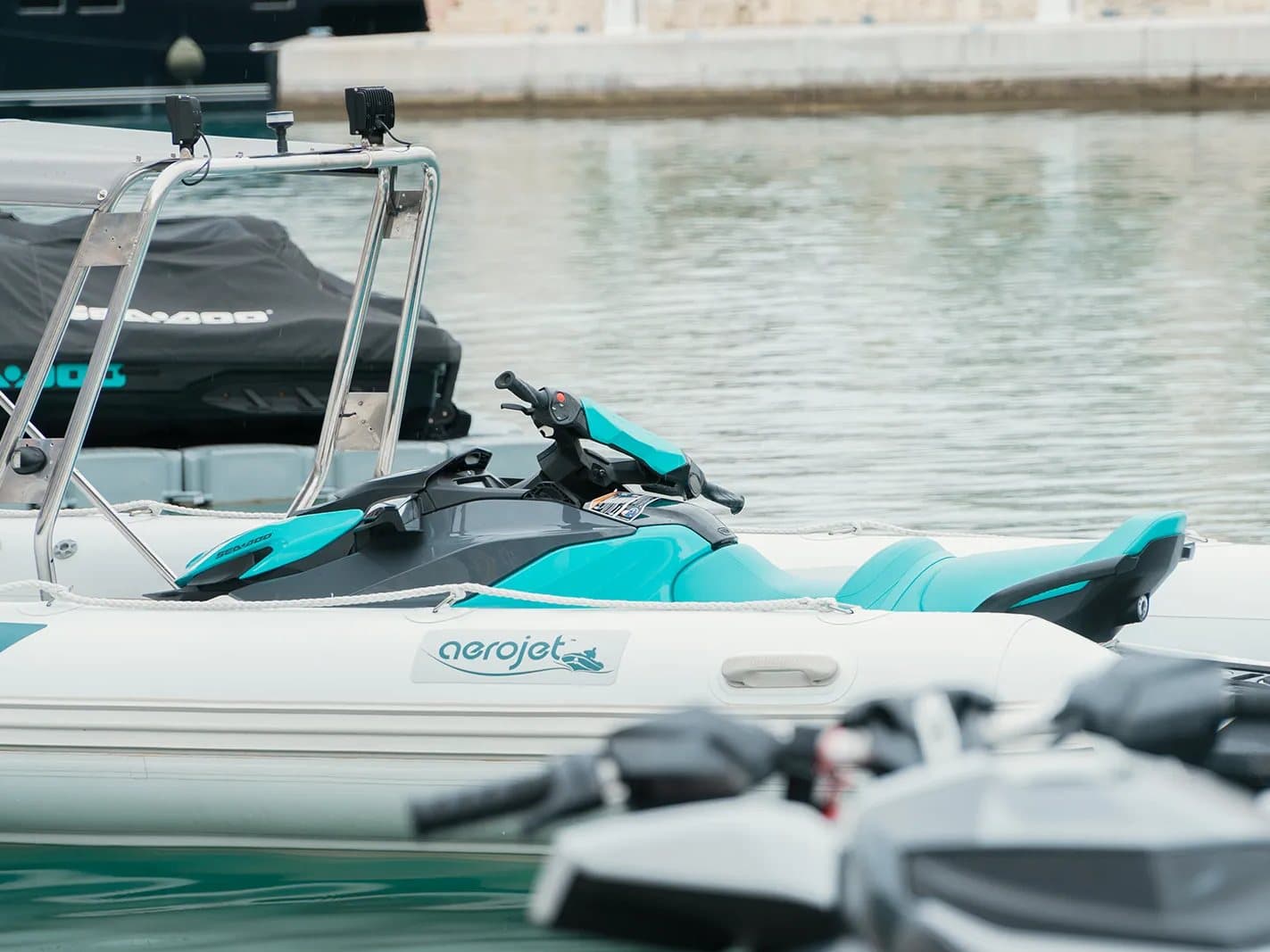 Το jet ski κουμπωμένο στην πρύμνη του Aerojet 5.6