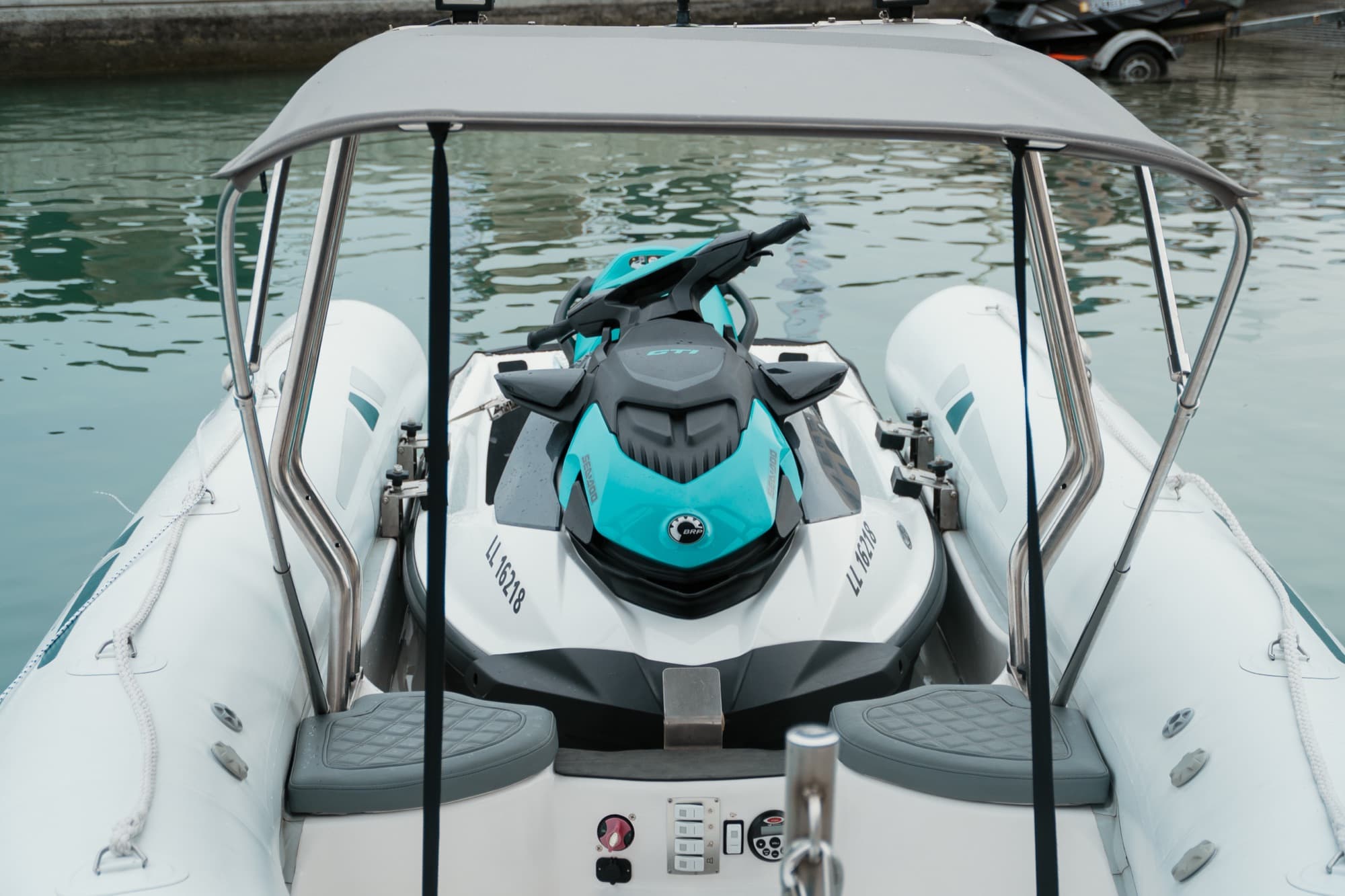 Από το κατάστρωμα προς την πρύμνη: ένα jet ski κουμπωμένο στην εγκοπή του Aerojet, με τους σφιγκτήρες στις δύο πλευρές και το στοπ μπροστά από τη μύτη του