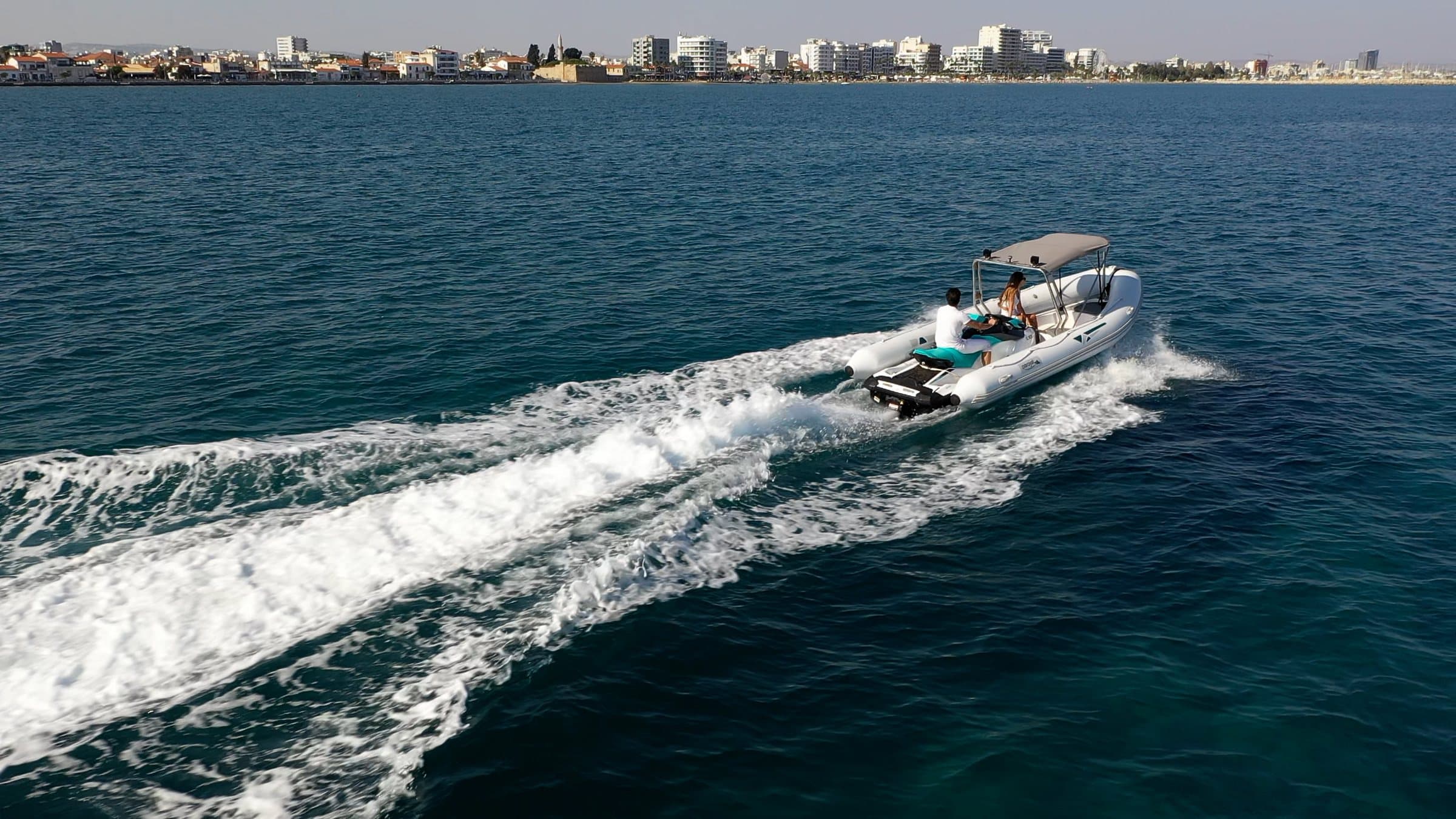 Το Aerojet 5.6 σε πλεύση με ταχύτητα, με την πόλη στο βάθος