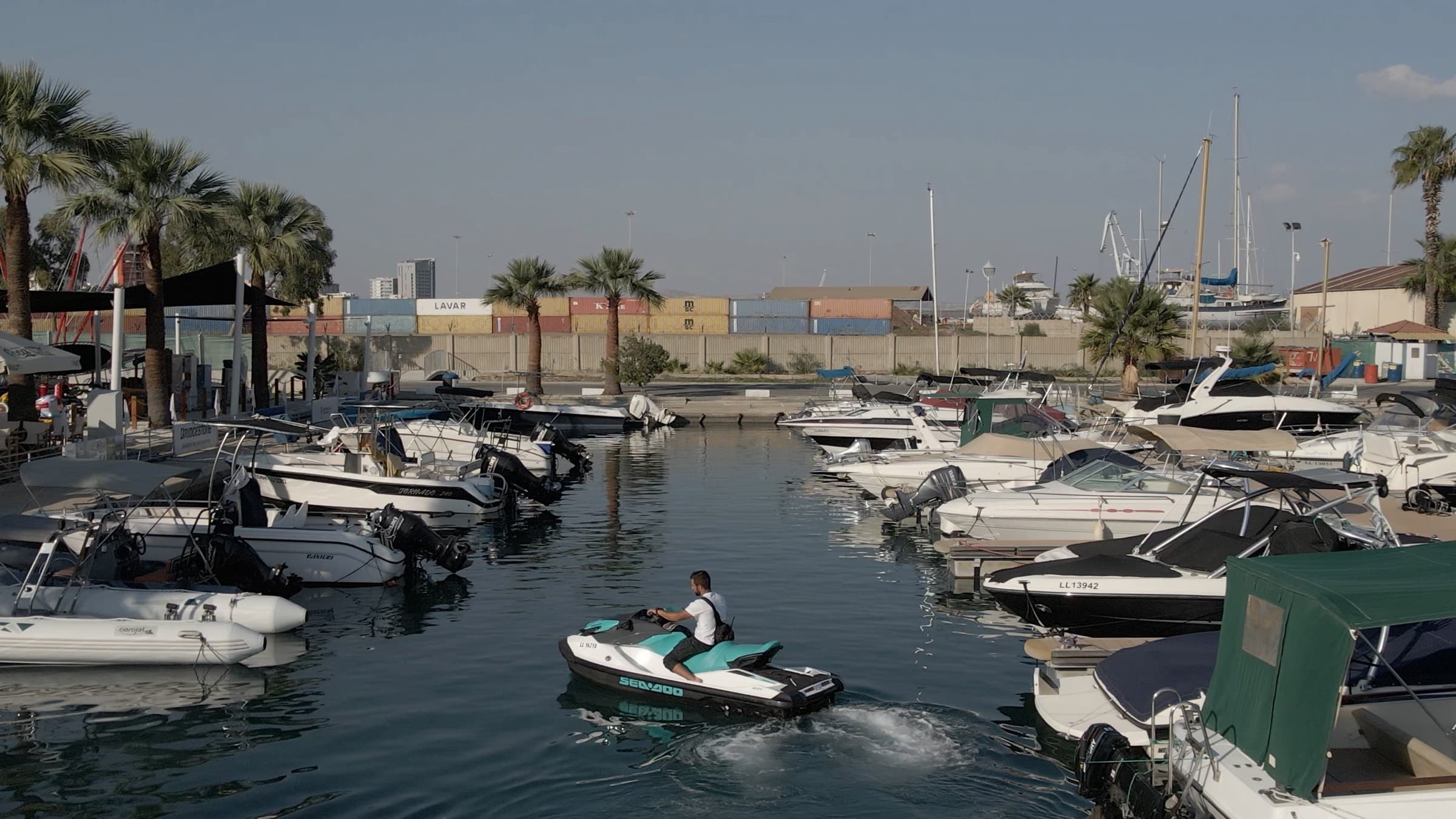Από ψηλά: ένα jet ski φεύγει μόνο του από τη μαρίνα, ανάμεσα σε δεμένα σκάφη