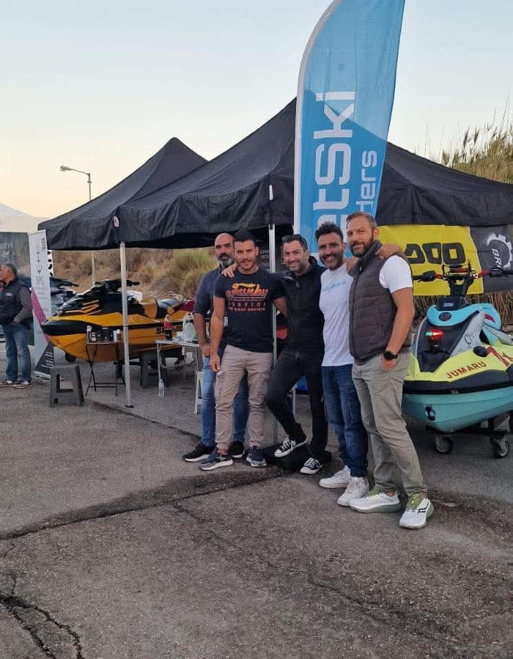 Πέντε από την ομάδα κάτω από την τέντα μας, δίπλα στη σημαία Jetski Riders