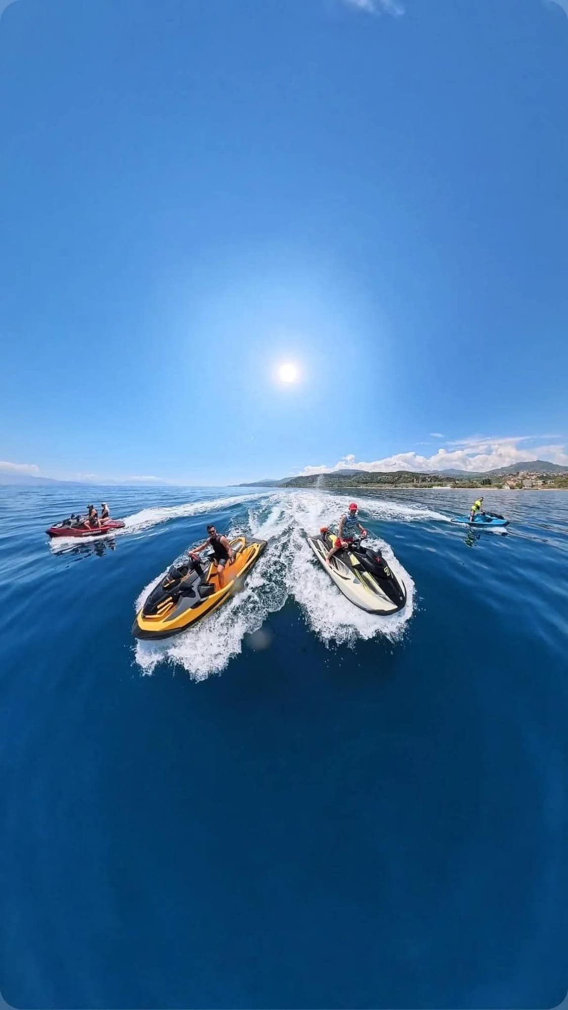 Τέσσερα jet ski της παρέας σε πλεύση στα ανοιχτά, από κάμερα 360°
